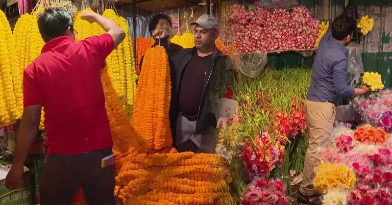 শাহবাগে রাতভর ফুলের কেনা-বেচা